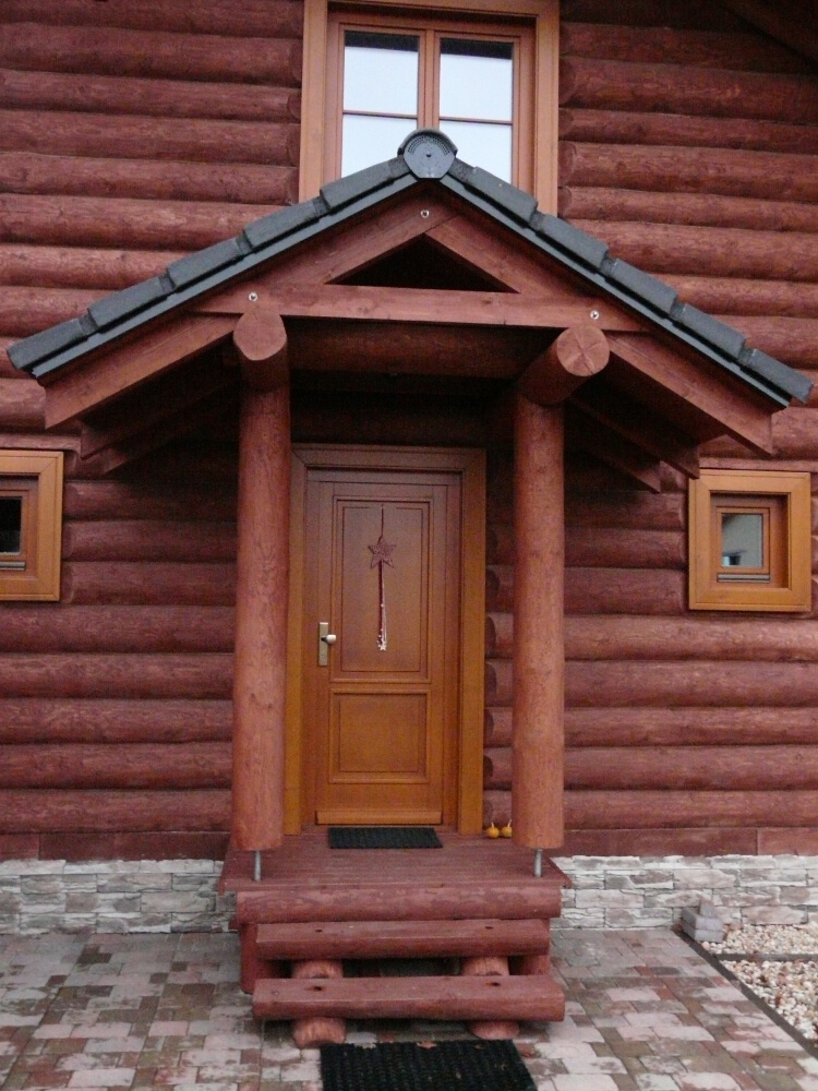 zrubová stavba - rodinný dom ,hlavný vchod