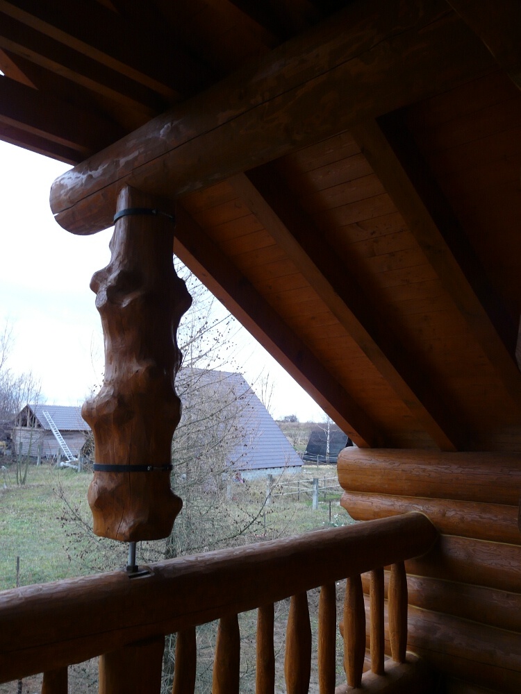 zrubový dom - balkón s hrčatým stĺpom
